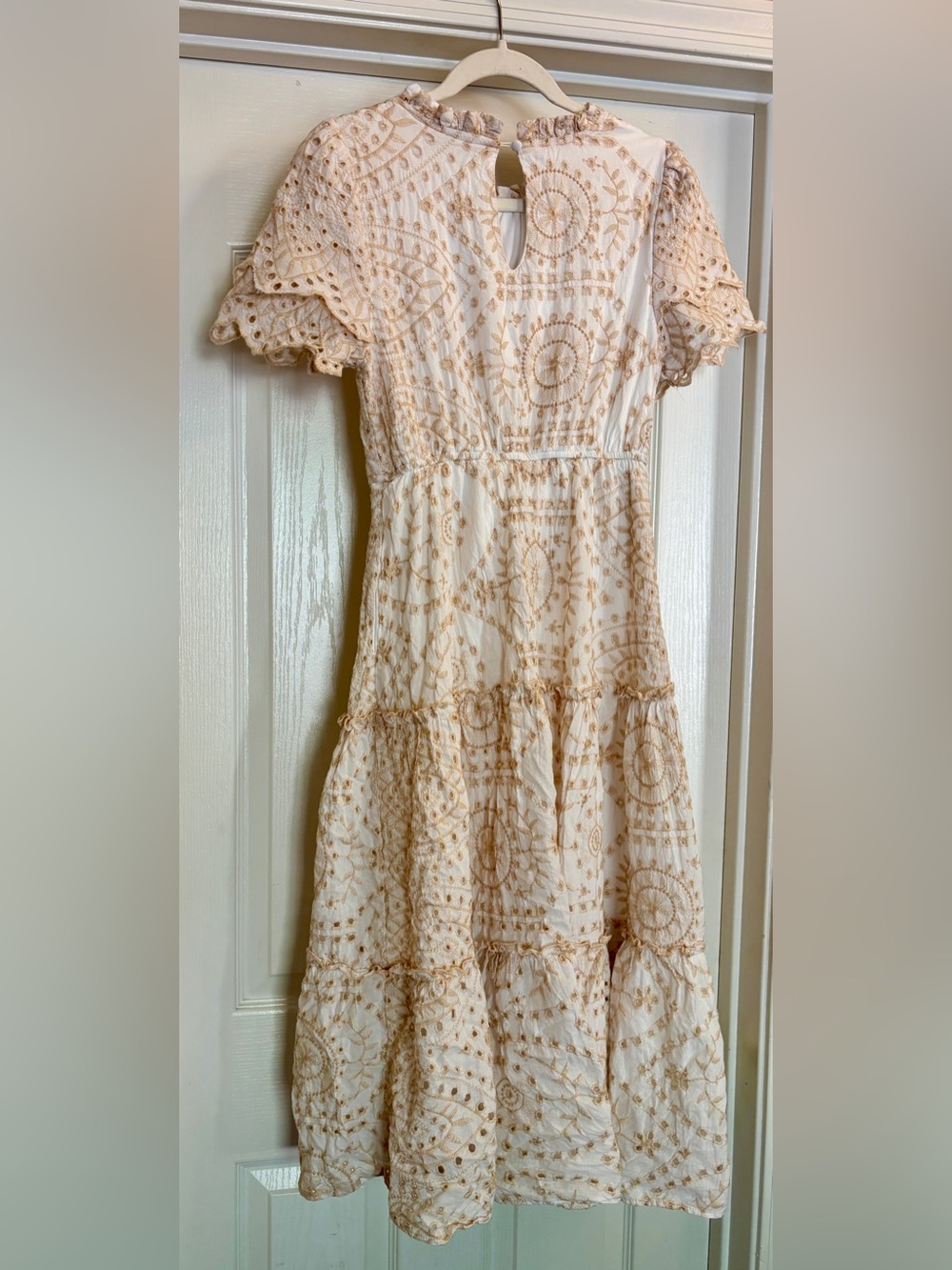 Pretty White Eyelet Lace Cotton Dress with Tan Embroidery ~ Women’s Small ~